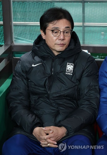 경기 시작 기다리는 황선홍 임시 감독