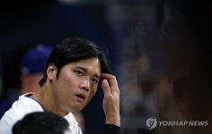 더그아웃에서 숨 돌리는 오타니 쇼헤이