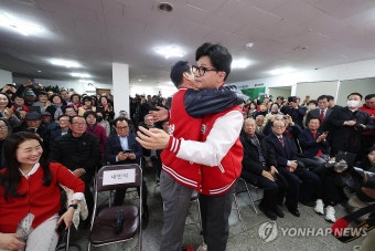 포옹하는 한동훈 비대위원장과 장동혁 후보