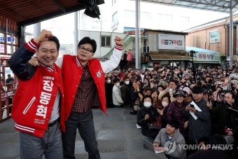 시민들에게 인사하는 한동훈 비대위원장과 장동혁 후보