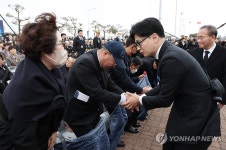 서해수호의 날, 참석자와 인사하는 한동훈 비대위원장