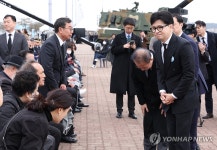서해수호의 날, 참석자와 인사하는 한동훈 비대위원장