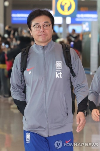 태국 원정 위해 출국하는 황선홍 감독