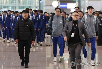 출국하는 황선홍 감독과 국가대표팀 선수들