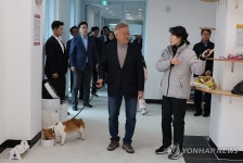 양산반려동물지원센터 찾은 문재인 전 대통령