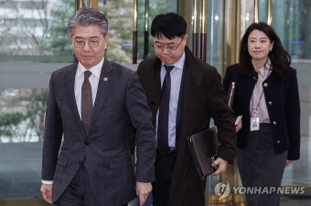 외교부 청사 들어서는 김홍균 1차관
