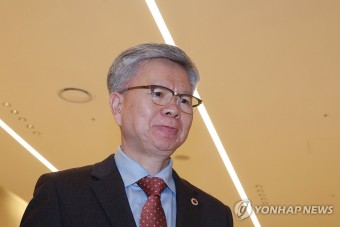 의협 비대위 5차 회의 입장하는 김택우 위원장