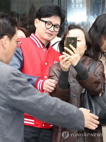 아침 인사 나선 한동훈 위원장