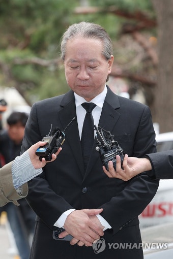 잠시 생각에 잠긴 주수호 의협 회장 후보