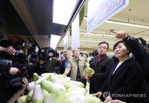 최상목, 하나로마트 현장점검…과수 경쟁력 대책 마련
