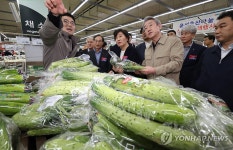 채소 가격 살피는 송미령 농식품부 장관