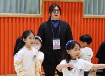 늘봄학교 배구 수업 함께하는 장미란 제2차관