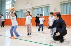 늘봄학교 배구 수업 함께하는 장미란 제2차관