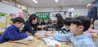 강정애 장관, 늘봄학교 일일강사 참여 수업 방문