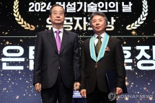 건설기술인의 날 유공자 포상하는 한덕수 총리