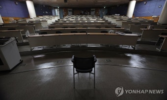 '의과대학 교수 집단 사직 시작'…교수도 학생도 없는 의대 강의실