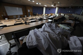 '의과대학 교수 집단 사직 시작'…교수도 학생도 없는 의대 강의실