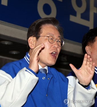 지지 호소하며 외치는 이재명 대표