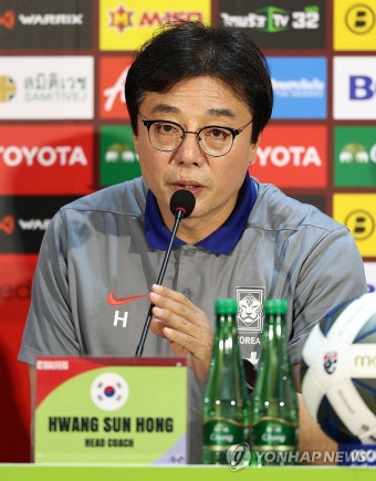 질문에 답하는 황선홍 임시 감독