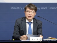 예산안 편성 지침에 앞서 인사말 하는 김동일 예산실장