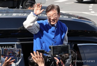 차에서 내리는 이재명 대표