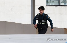 5층 경사로 오르는 슈퍼캅 참가자