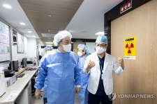 청주 한국병원 심혈관센터 방문한 윤석열 대통령