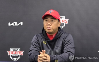 인터뷰하는 이범호 감독