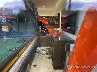 강남 고속버스터미널 대합실로 1t 트럭 돌진…7명 부상