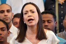 "마두로는 안돼" 베네수 野연합, 곡절 끝 대선후보 대체 등록(종합)