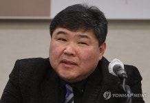 질문에 답하는 고필규 두미르 대표