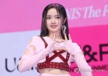포즈 취하는 유니스 엘리시아