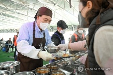 윤석열 대통령, 무료 급식소 명동밥집 배식 봉사