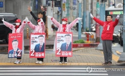 지지 호소하는 국민의힘 김승욱 후보