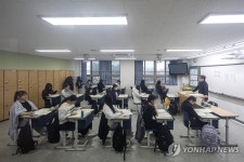 올해 첫 전국연합학력평가 준비하는 수험생들
