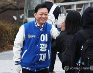출근길 인사하는 이광재 후보