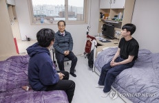 행복기숙사에 머무는 대학생들 만난 한덕수 총리
