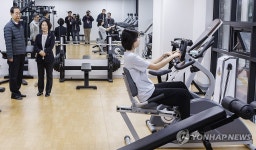행복기숙사 체력 단련시설 둘러보는 한덕수 총리