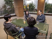 행복기숙사에 거주 대학생들과 대화하는 한덕수 총리
