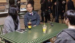 행복기숙사에 거주 대학생들과 대화하는 한덕수 총리