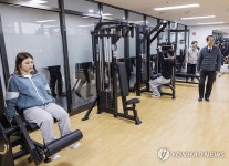 행복기숙사 체력 단련시설 둘러보는 한덕수 총리