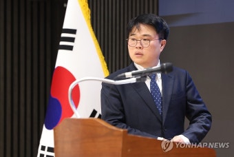 기자회견장 들어서는 임현택 의협 회장 당선인