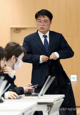 기자회견장 들어서는 임현택 의협 회장 당선인