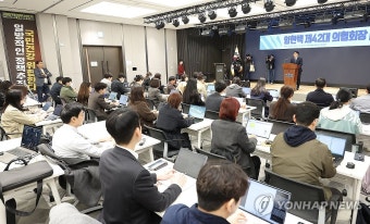 기자회견하는 임현택 의협 회장 당선인