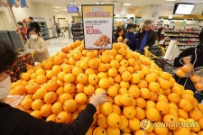 할인 오렌지 구매하는 시민들