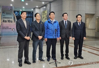민주당, 중앙선관위 찾아 사전투표소 불법카메라 설치 관련 진상규명 촉구