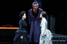 헛된 권위 벗고 초라한 속내를 드러낸 남자…연극 욘