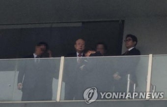 선수단 훈련 지켜보는 김승연(왼쪽에서 두 번째) 한화그룹 회장