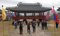 삼도수군 통제영 세병관 둘러보는 유인촌 장관