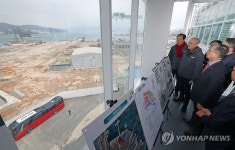 폐조선소 신아 조선소 부지 살펴보는 유인촌 장관